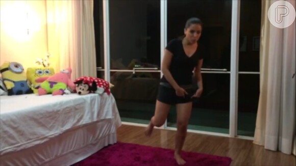 Anitta ensinou Juliana Paiva a fazer o passinho dos chutinhos