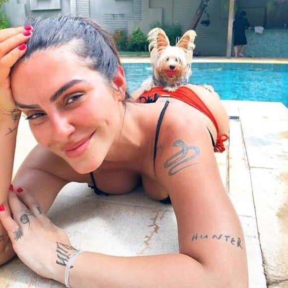 Cleo fala sobre o uso das redes sociais: 'O que que eu posso fazer? Eu sou assim. De repente me interesso, fico curiosa e desando a me apaixonar'