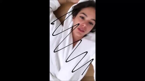 Bruna Marquezine explicou ausência no Dia do Fã em vídeo no Instagram nesta terça-feira, 19 de março de 2019