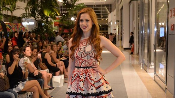 Sophia Abrahão brilha em desfile de evento de moda em shopping de São Paulo