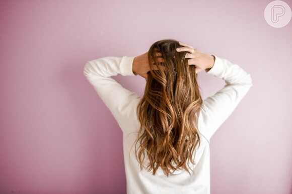 Dicas caseiras para um cabelo mais saudável: fios brilhantes, sem aspecto poroso e cabelo soltinho