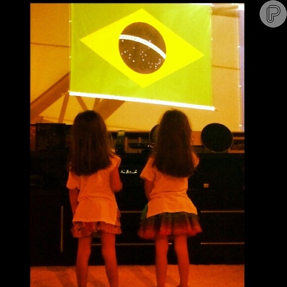 Sempre juntinhas, não custa parar um minutinho para admirar a bandeira do Brasil durante os jogos da Seleção Brasileira