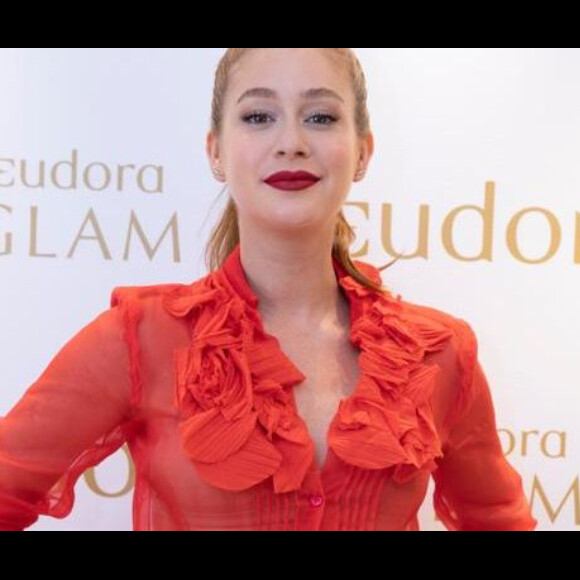 Marina Ruy Barbosa alia batom vermelho a look com transparência no mesmo cor nesta quarta-feira, dia 20 de março de 2019