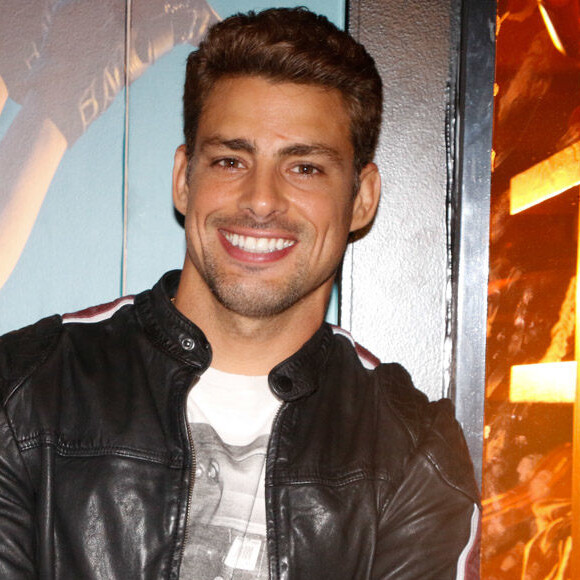 Cauã Reymond renovou contrato com a TV Globo por um alto salário e por longo prazo