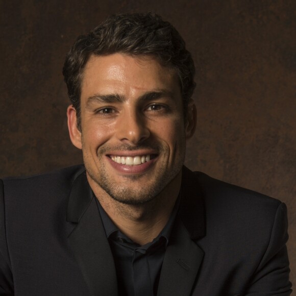 Cauã Reymond faria par romântico com Paolla Oliveira na novela 'Amor de Mãe', na qual contracenaria ainda com Isis Valverde