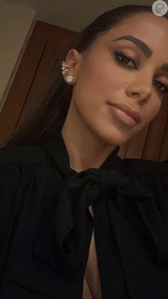 Anitta usou piercings fakes de diamante e brincos solitários avaliados em R$ 250 mil