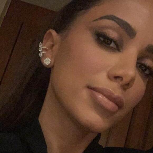 Anitta usou piercings fakes de diamante e brincos solitários avaliados em R$ 250 mil