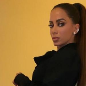 Salto YSL de R$ 10 mil protagoniza look de Anitta para prêmio em Porto Rico nesta quinta-feira, dia 21 de março de 2019