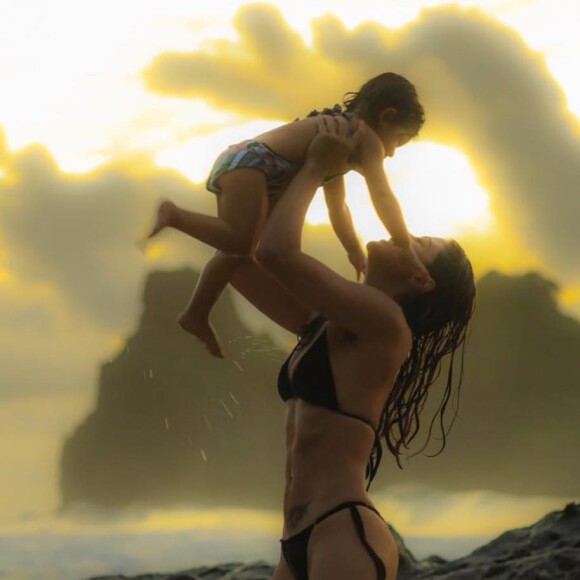 A única preocupação de Carol Castro e de Felipe Prazeres é preservar a filhinha Nina.