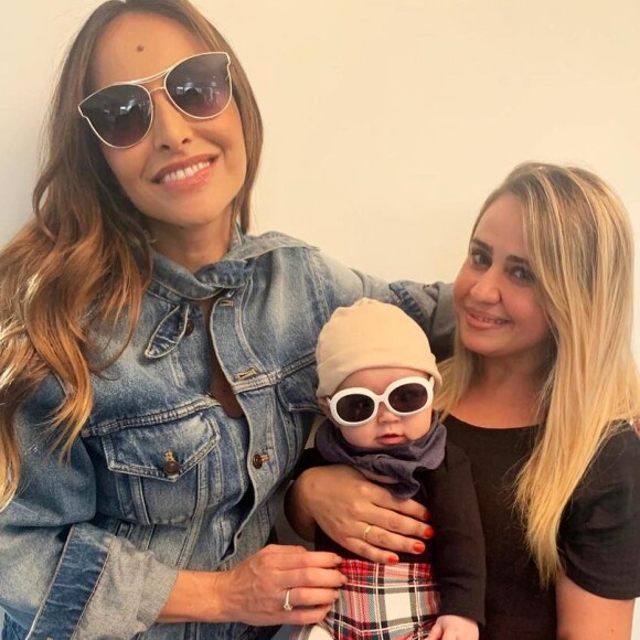 Durante a reunião, Sabrina Sato posou com a filha, Zoe, de óculos e a assessora Monique Motta