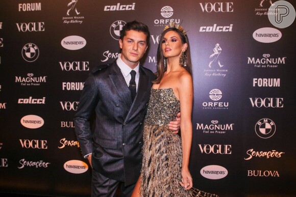 Camila Queiroz usou um dos looks mais marcantes da noite no Baile da Vogue, neste sábado, dia 23 de março, em São Paulo