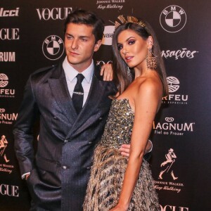 Camila Queirozfoi acompanhada do marido, Klebber Toledo, no Baile da Vogue, neste sábado, dia 23 de março, em São Paulo