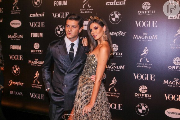 Camila Queirozfoi acompanhada do marido, Klebber Toledo, no Baile da Vogue, neste sábado, dia 23 de março, em São Paulo