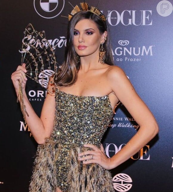 Camila Queiroz usa look inspirado na releitura de uma ópera famosa para cutir o Baile da Vogue, neste sábado, dia 23 de março, em São Paulo