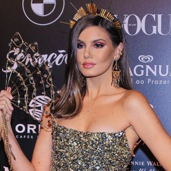 Camila Queiroz usa look inspirado na releitura de uma ópera famosa para cutir o Baile da Vogue, neste sábado, dia 23 de março, em São Paulo