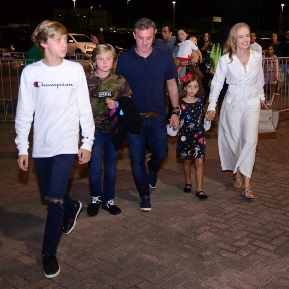 Joaquim, Benício e Eva chegaram ao local de mãos dadas com os pais famosos