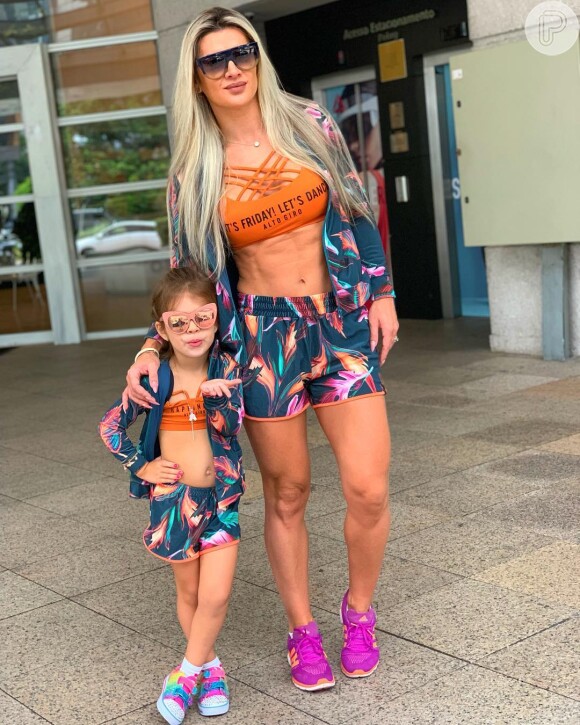 Mirella Santos e a filha, Valentina, combinaram look fitness da Alto Giro neste domingo, 24 de março de 2019