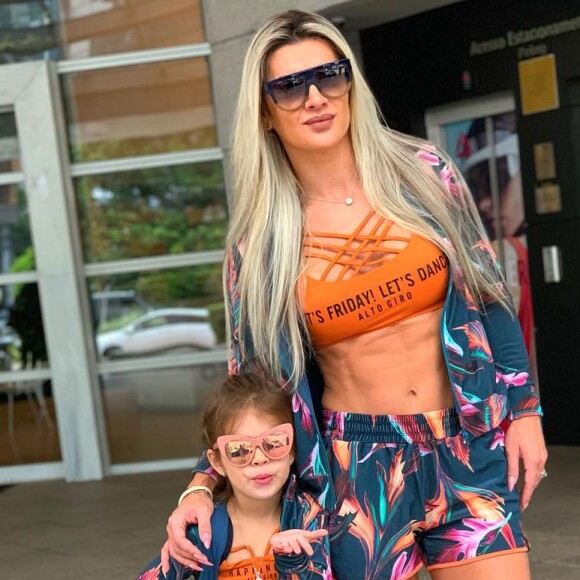 Mirella Santos e a filha, Valentina, combinaram look fitness da Alto Giro neste domingo, 24 de março de 2019