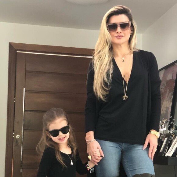 Filha de Mirella Santos, Valentina chama atenção por conta dos visuais fashionistas