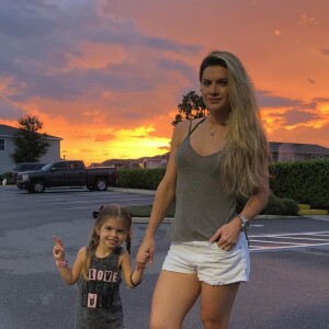 Filha de Mirella Santos, Valentina sempre rouba os holofotes com sua espontaneidade e carisma