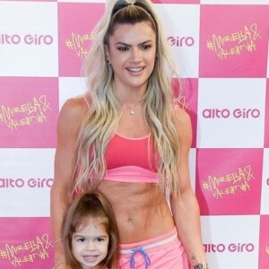 Mirella Santos usou look igual o da filha, Valentina, e postou foto no Instagram