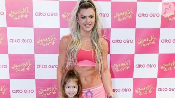 Mirella Santos usou look igual o da filha, Valentina, e postou foto no Instagram