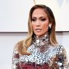 Jennifer Lopez está sempre com a pele glow no tapete vermelho das premiações