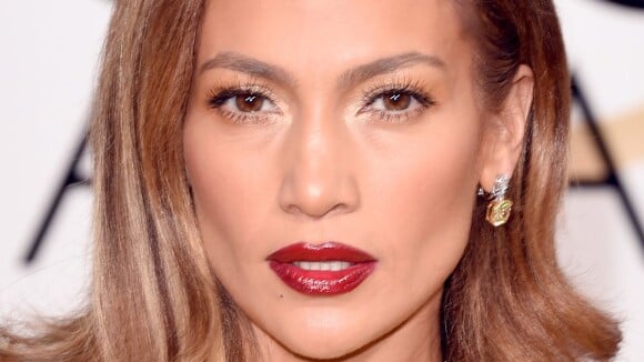 Glow de Jennifer Lopez é adquirido com protetor solar em spray, revela maquiador