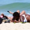 Sem marquinha! Anitta faz topless em dia de praia com amigas nesta terça-feira, dia 26 de março de 2019
