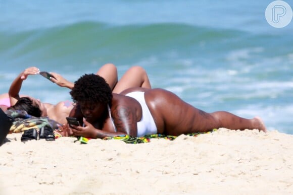 Anitta dispensou a parte de cima do biquíni em dia de praia no Rio de Janeiro