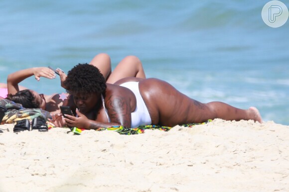 De toplesse, Anitta pega sol com Jojô Toddynho e amiga em praia no Rio de Janeiro