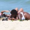 Anitta recorre a topless para ficar sem marquinha em dia de praia