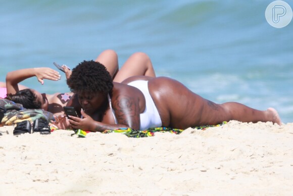 Anitta recorre a topless para ficar sem marquinha em dia de praia