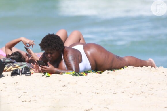 Anitta faz topless ao ir à praia com Jojô Toddynho