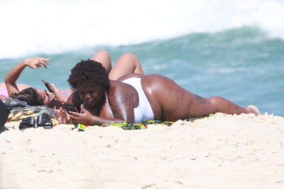 Anitta faz topless em dia de praia com amigas nesta quarta (26)