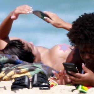 Anitta faz topless na praia da Barra da Tijuca nesta terça-feira, dia 26 de março de 2019