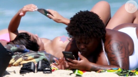 Anitta faz topless na praia da Barra da Tijuca nesta terça-feira, dia 26 de março de 2019