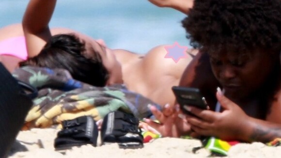 Tarde na praia de Anitta teve topless em banho de sol com amigas. Fotos!