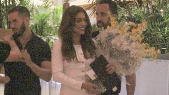 Juliana Paes beija marido, ganha flores e recebe famosos em festa de 40 anos