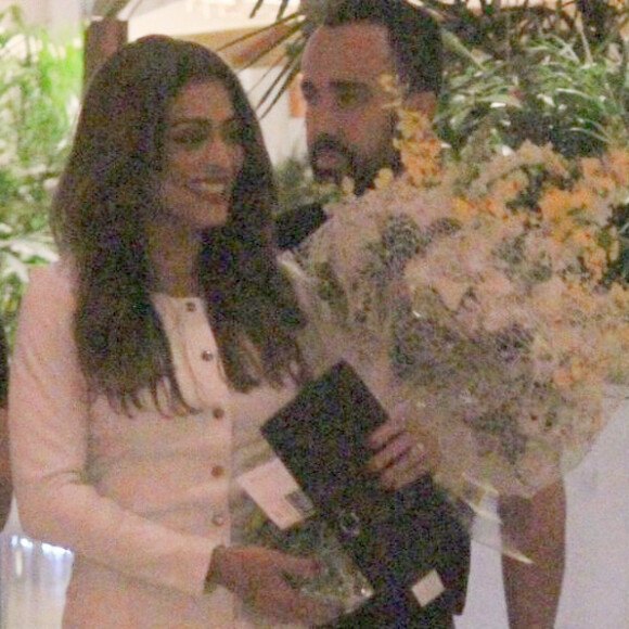 Juliana Paes é recebida com buquê de flores amarelas em festa de 40 anos