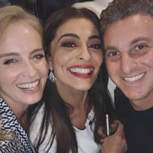 Juliana Paes posa abraçada a Luciano Huck e Angélica ao festejar 40 anos