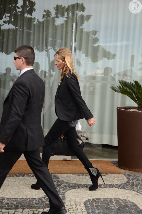 Kate Moss passou pelo Rio de Janeiro e usou um estilo rocker para embarcar para São Paulo
