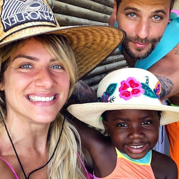 'Estou no dentista, não marquei nada com meu irmão. Lucca, dá um oi aqui. Família Ewbank aqui em peso', comentou Giovanna Ewbank