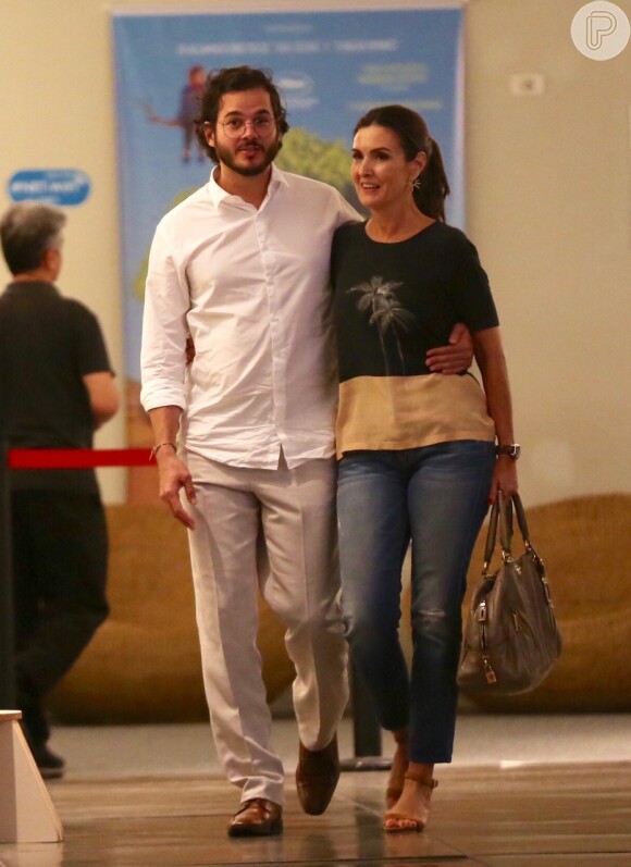 Fátima Bernardes e Túlio Gâdelha se divertiram juntos em shopping no Rio de Janeiro