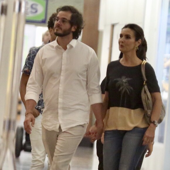 Fátima Bernardes, horas antes do passeio no shopping, recepcionou Túlio Gadêlha em aeroporto