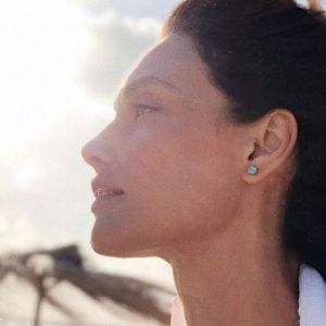 A atriz Débora Nascimento falou pela primeira vez sobre o término com o ator José Loreto em uma entrevista para a revista Glamour.
