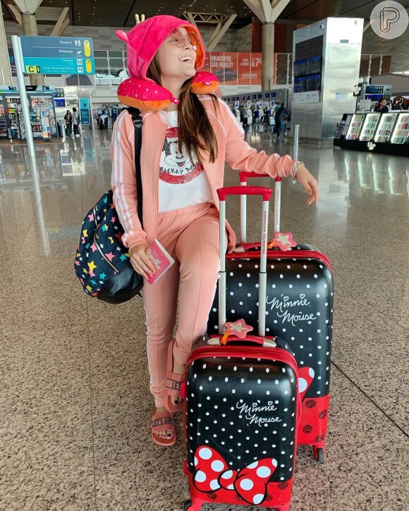 Larissa Manoela viajou para os EUA com malas da Minnie