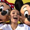 Larissa Manoela já tirou um selfie com Mickey e a Minnie