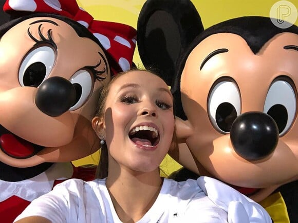 Larissa Manoela já tirou um selfie com Mickey e a Minnie