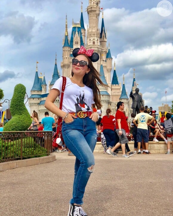 Larissa Manoela admitiu sua paixão pelos parques em Orlando: 'Eu tenho que parar de vir de 15 em 15 dias, porque de 15 em 15 dias a Disney está lançando uma orelha nova'